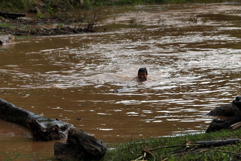 Tuy vậy, nhiều trẻ em sống quanh khu vực này vẫn bất chấp tính mạng, mạo hiểm ra dòng nước lũ để vớt củi. (Ảnh: Phan Tuấn Anh/TTXVN)