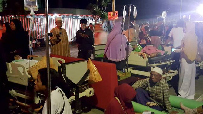 Cảnh báo sóng thần được ban bố ngay sau trận động đất, sau đó được gỡ bỏ, đã khiến người dân hoảng loạn và lao đi tìm khu vực an toàn. (Nguồn: AFP)