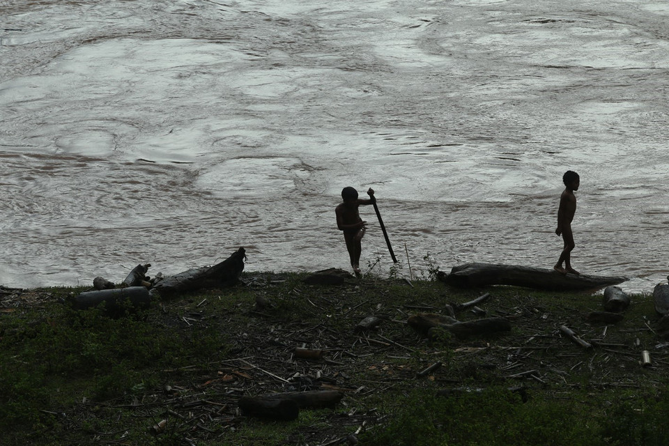 Theo người dân nơi đây, mỗi khi trời mưa lũ, nước suối dâng cao mang theo gỗ, củi nên không chỉ trẻ nhỏ mà có cả người lớn thường xuyên ra vớt củi về bán. (Ảnh: Phan Tuấn Anh/TTXVN)