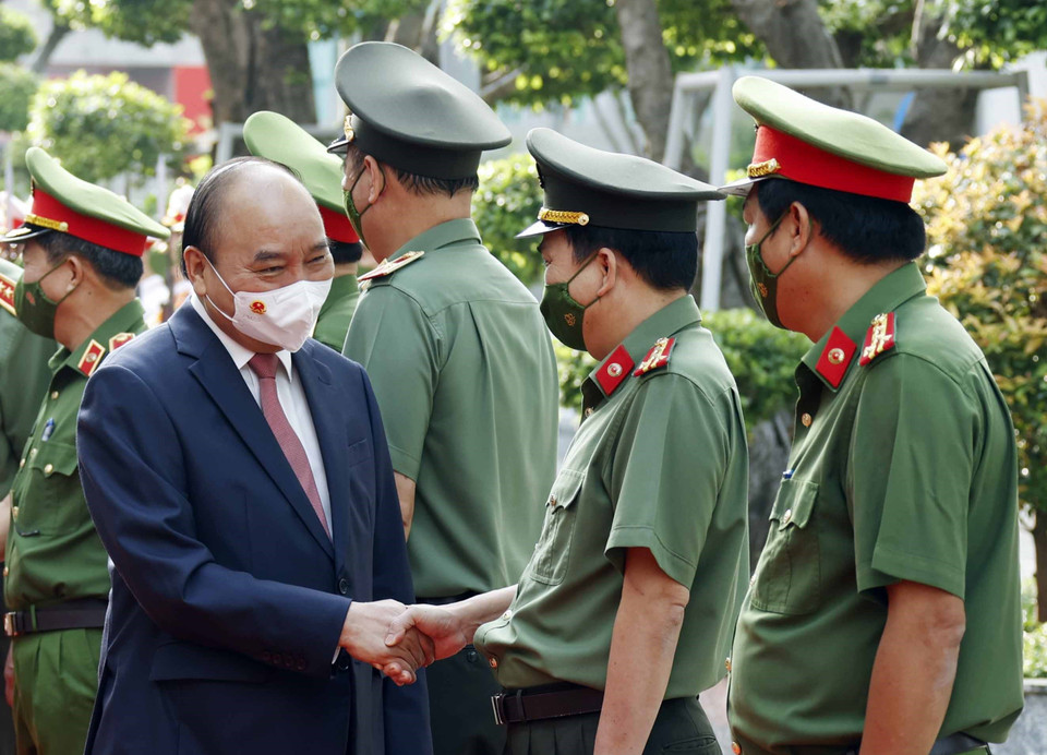 Chủ tịch nước Nguyễn Xuân Phúc với các lãnh đạo Công an Thành phố Hồ Chí Minh. (Ảnh: Thống Nhất/TTXVN)