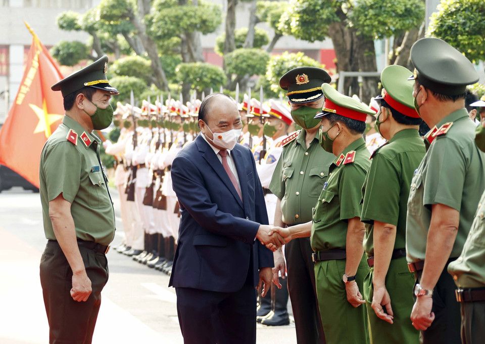 Hình ảnh Chủ tịch nước Nguyễn Xuân Phúc với các lãnh đạo Công an Thành phố Hồ Chí Minh. (Ảnh: Thống Nhất/TTXVN)