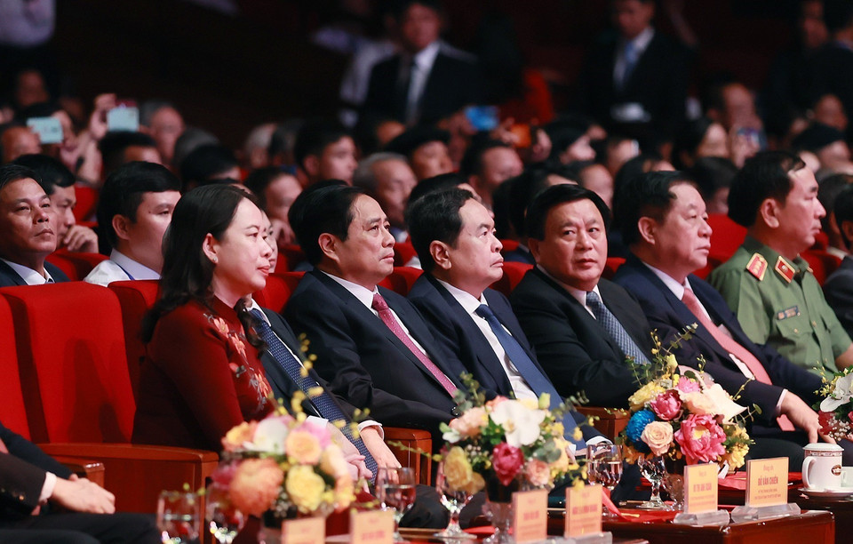 Các vị lãnh đạo Đảng, Nhà nước dự Hội nghị biểu dương, tôn vinh điển hình tiên tiến toàn quốc. (Ảnh: Dương Giang/TTXVN)