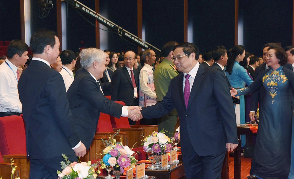 Thủ tướng Phạm Minh Chính với các đại biểu dự Hội nghị biểu dương, tôn vinh điển hình tiên tiến toàn quốc. (Ảnh: Dương Giang/TTXVN)