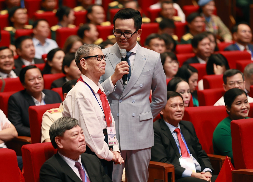 Thầy giáo Nguyễn Đức Thìn (người khởi xướng phong trào Nghìn việc tốt) giao lưu, chia sẻ tại hội nghị. (Ảnh: Dương Giang/TTXVN)