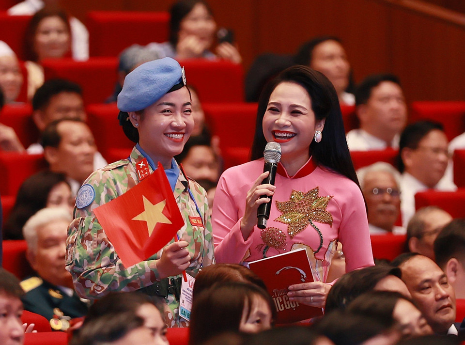 Nữ quân nhân Lực lượng Gìn giữ Hòa bình giao lưu với các đại biểu dự Hội nghị biểu dương, tôn vinh điển hình tiên tiến toàn quốc. (Ảnh: Dương Giang/TTXVN)