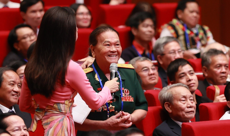 Anh hùng Lực lượng Vũ trang Nhân dân Ngô Thị Tuyển giao lưu, chia sẻ tại hội nghị. (Ảnh: Dương Giang/TTXVN)