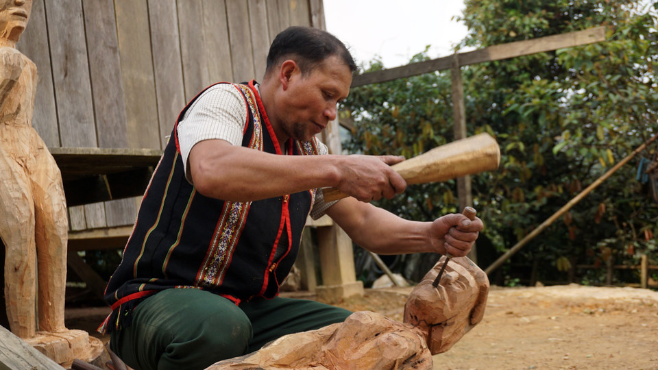 Đối với đồng bào dân tộc Mơ Nâm (nhánh thuộc dân tộc Xê Đăng) đang sinh sống tập trung tại làng Kon Du (xã Măng Cành, huyện Kon Plông, tỉnh Kon Tum), nghệ nhân ưu tú A Gông được xem như người giữ hồn cho tượng gỗ truyền thống. (Ảnh: Khoa Chương/TTXVN)