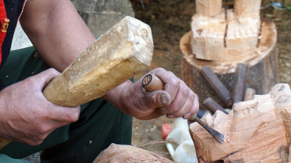 Nhờ tính cần cù, tài hoa và sự sáng tạo, cùng với con mắt tinh tường, tỷ mỉ và đôi bàn tay khéo léo, nghệ nhân A Gông đã tạo ra những sản phẩm tượng gỗ đẹp mắt, chân thực mang đậm bản sắc văn hóa của cộng đồng dân tộc Mơ Nâm. (Ảnh: Khoa Chương/TTXVN) 