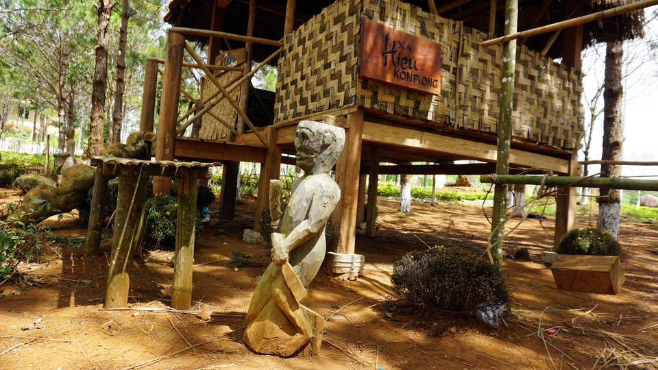 Những bức tượng gỗ được nghệ nhân ưu tú A Gông (làng Kon Du, xã Măng Cành, huyện Kon Plông, tỉnh Kon Tum) tạc nên thường có hồn, mang nhiều cảm xúc chân thật. (Ảnh: Khoa Chương/TTXVN)