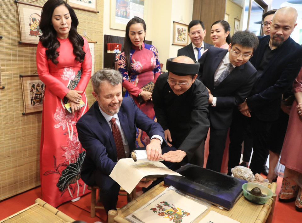 Thái tử kế vị Đan Mạch Frederik trải nghiệm nghệ thuật tranh dân gian Đông Hồ của Việt Nam. (Ảnh: Lâm Khánh/TTXVN)