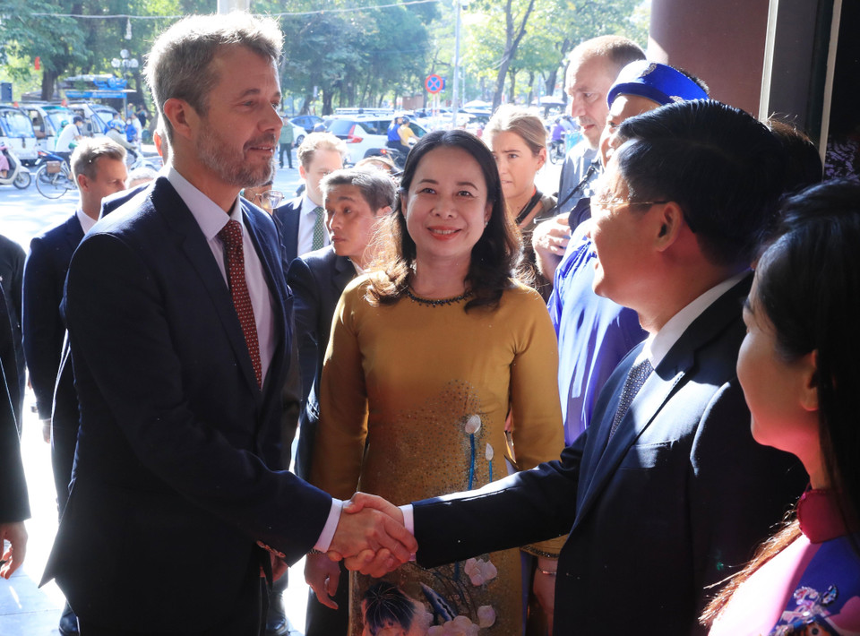 Phó Chủ tịch nước Võ Thị Ánh Xuân và Thái tử kế vị Đan Mạch Frederik tại Nhà hát múa rối Thăng Long. (Ảnh: Lâm Khánh/TTXVN)