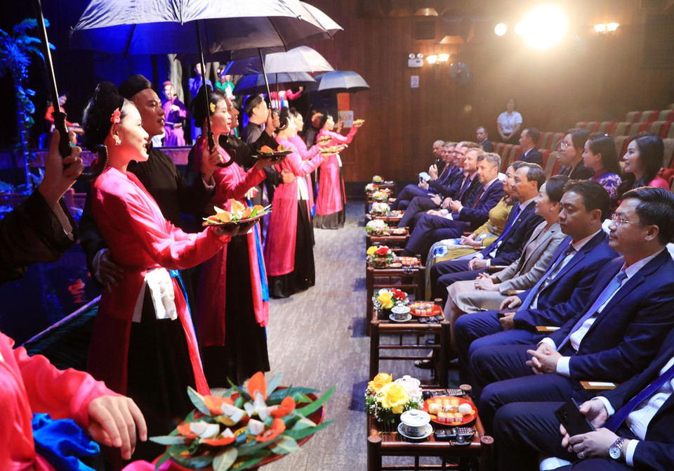 Phó Chủ tịch nước Võ Thị Ánh Xuân và Thái tử kế vị Đan Mạch Frederik xem biểu diễn tại Nhà hát múa rối Thăng Long. (Ảnh: Lâm Khánh/TTXVN)