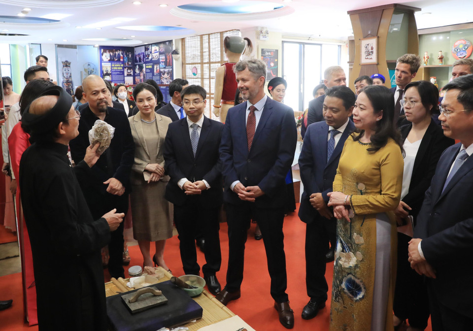 Phó Chủ tịch nước Võ Thị Ánh Xuân và Thái tử kế vị Đan Mạch Frederik nghe giới thiệu về nghệ thuật tranh dân gian Đông Hồ. (Ảnh: Lâm Khánh/TTXVN)