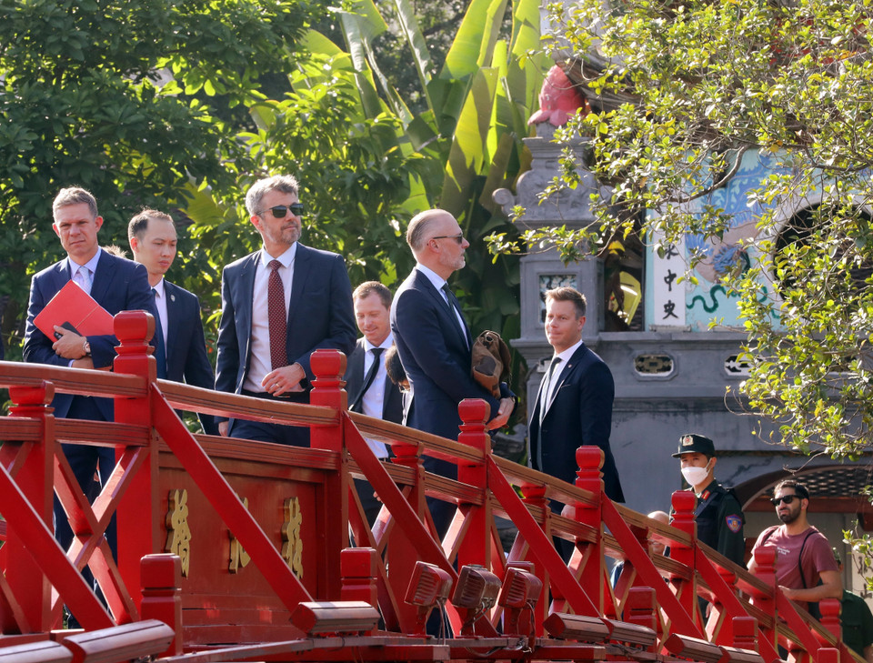 Thái tử kế vị Đan Mạch Frederik đi dạo trên cầu Thê Húc, hồ Hoàn Kiếm (Hà Nội). (Ảnh: Lâm Khánh/TTXVN)