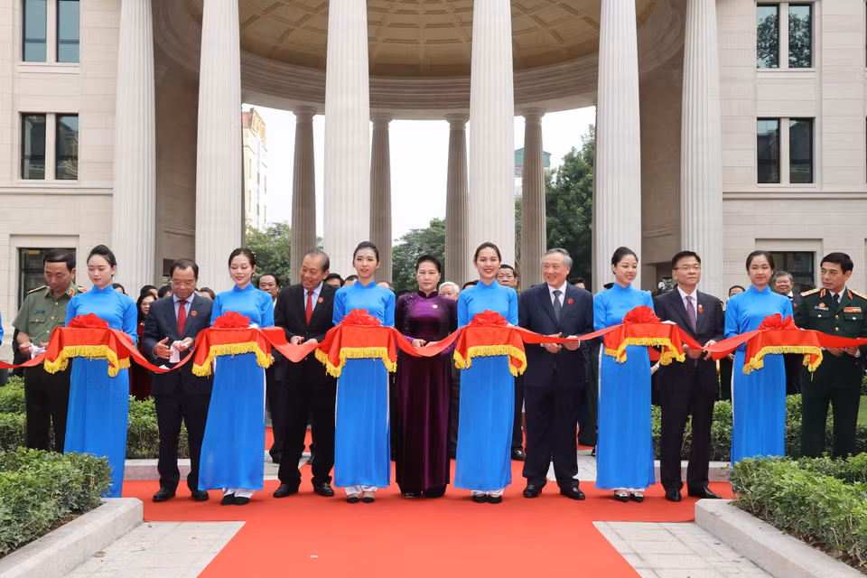 Chủ tịch Quốc hội Nguyễn Thị Kim Ngân và các đại biểu cắt băng khánh thành Trụ sở Tòa án nhân dân tối cao. (Ảnh: Trọng Đức/TTXVN)