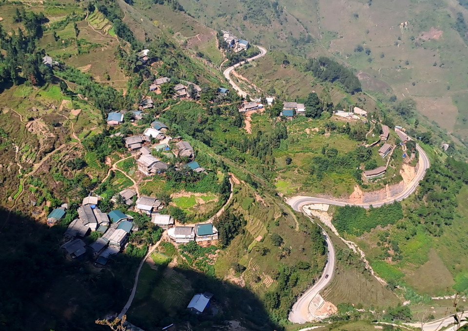 Lên những ngọn núi cao xã Pả Vì (huyện Mèo Vạc), ngắm toàn cảnh những bản làng nằm bên dòng sông Nho Quế. (Ảnh: Đức Thọ/TTXVN)