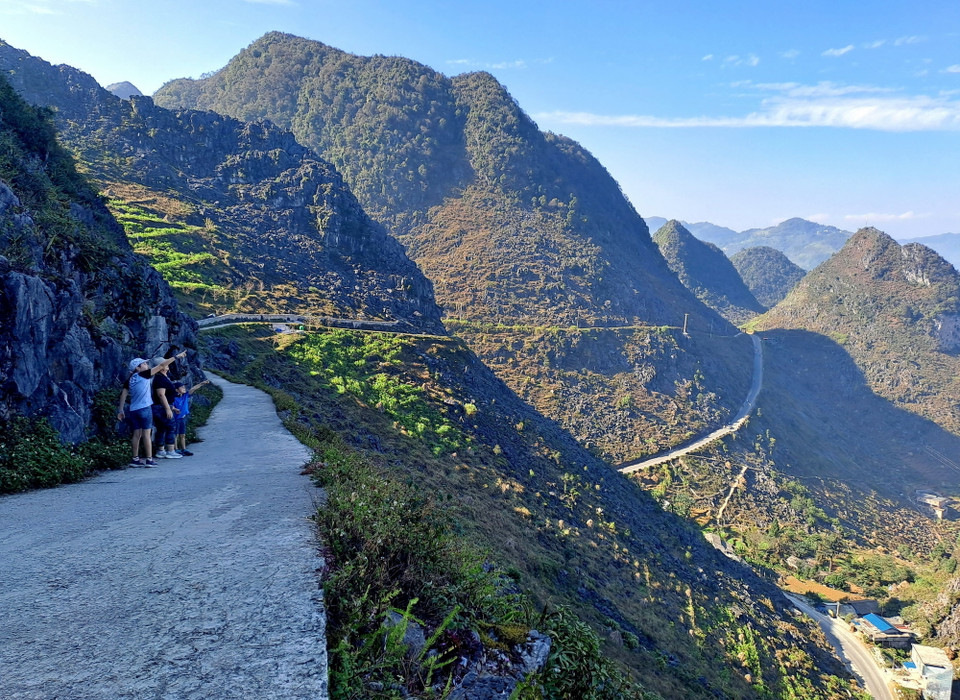 Du khách nước ngoài thường xuyên đi bộ lên những ngọn núi cao xã Pả Vì (huyện Mèo Vạc) ngắm toàn cảnh những ngọn núi trùng điệp. (Ảnh: Đức Thọ/TTXVN)