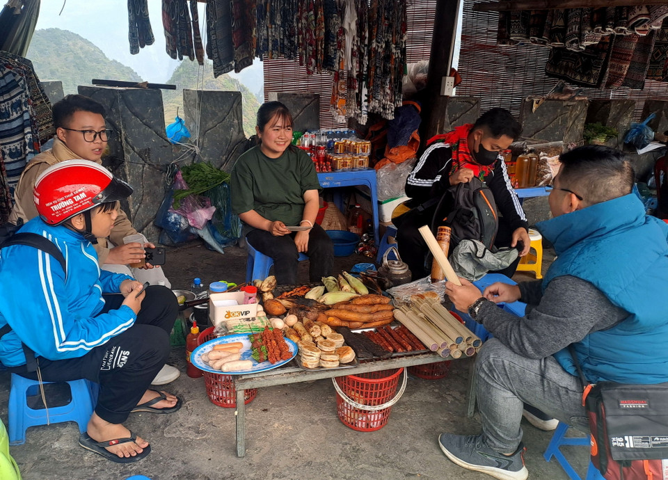 Tại các điểm dừng chân trên đèo Mã Pí Lèng, du khách có thể thưởng thức những món ăn mang đậm hương vị Cao nguyên đá Đồng Văn. (Ảnh: Đức Thọ/TTXVN)