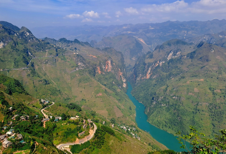 Lên những ngọn núi cao xã Pả Vì (huyện Mèo Vạc) để ngắm toàn cảnh các bản làng nằm bên dòng sông Nho Quế. (Ảnh: Đức Thọ/TTXVN)