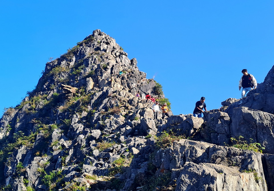 Vách đá tử thần cũng là điểm đến thu hút du khách. (Ảnh: Đức Thọ/TTXVN)