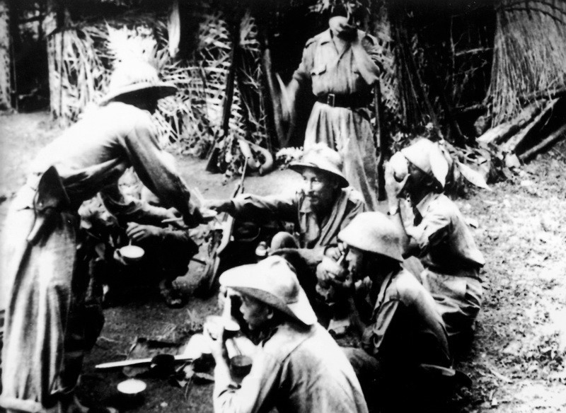 Ở chiến khu Việt Bắc trong thời kỳ kháng chiến chống Pháp, Bác Hồ sống chung với cán bộ, nhân viên, cùng ăn ở, sinh hoạt như mọi người. Phong cách sinh hoạt của Chủ tịch Hồ Chí Minh xuất phát từ một triết lý nhân sinh là lấy khiêm tốn, giản dị, đức độ, yêu thương con người làm chuẩn. Là lãnh tụ của dân tộc nhưng đời sống vật chất của Người cũng như đại đa số của người dân bình thường. Trong ảnh: Bữa cơm đạm bạc của Bác Hồ cùng bộ đội trên đường đi công tác ở Việt Bắc. (Ảnh: Tư liệu/TTXVN)