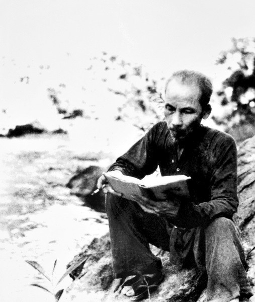 Không chỉ thể hiện trong lối sống, đức tính khiêm tốn, giản dị của Chủ tịch Hồ Chí Minh còn được thể hiện thông qua cách nói, cách viết, cách làm việc của người. Ít có vị lãnh tụ nào mà hình ảnh đọng lại trong tâm trí người dân lại gần gũi, bình dị đến thế. Trong ảnh: Bác Hồ đọc sách bên bờ suối Lenin ở chiến khu Việt Bắc trong kháng chiến chống Pháp. (Ảnh: Tư liệu/TTXVN)