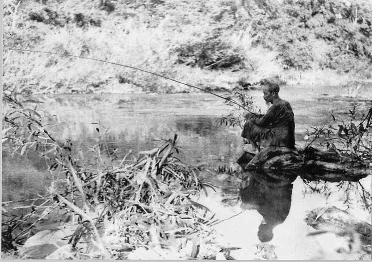 Trong những năm kháng chiến chống Pháp, Bác Hồ sống và làm việc trên chiến khu Việt Bắc, Người luôn luôn giữ một nếp sống giản dị và thanh bạch. Trong ảnh: Bác ngồi câu cá trên sông Phó Đáy (1950). (Ảnh: Tư liệu/TTXVN)