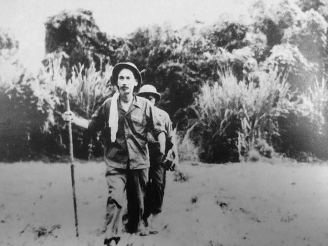 Ở chiến khu Việt Bắc trong thời kỳ chống Pháp, Bác Hồ sống chung với cán bộ, nhân viên, cùng ăn ở, sinh hoạt và chia sẻ khó khăn với mọi người. Trong ảnh: Bác Hồ trên đường đi công tác ở Việt Bắc (1949). (Ảnh: Tư liệu/TTXVN)