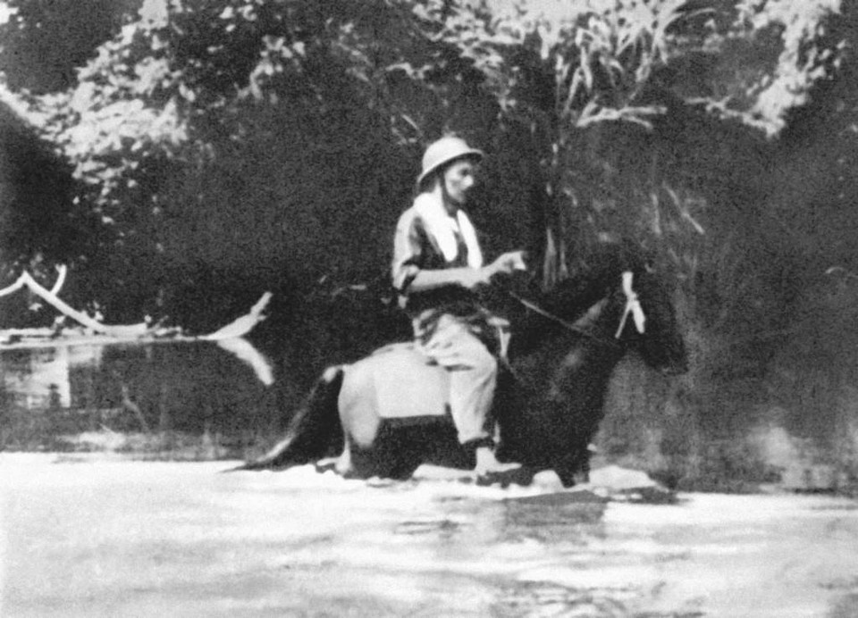 Ở đâu trên trái đất này có vị lãnh tụ áo nâu quần vải trèo đèo lội suối đi chiến dịch; tự giặt quần áo, vừa đi vừa cầm cây gậy để phơi; vị lãnh tụ tự đánh máy tài liệu, cưỡi ngựa đi chiến dịch, tập thể dục trên rừng Việt Bắc, dạy cán bộ tập võ... Có lẽ mãi mãi về sau, sẽ khó có những hình ảnh nào có thể làm rung động trái tim con người đến vậy. Trong ảnh: Ung dung yên ngựa trên đường suối reo - Bác Hồ trên đường đi công tác ở Việt Bắc năm 1951. (Ảnh: Tư liệu/TTXVN)
