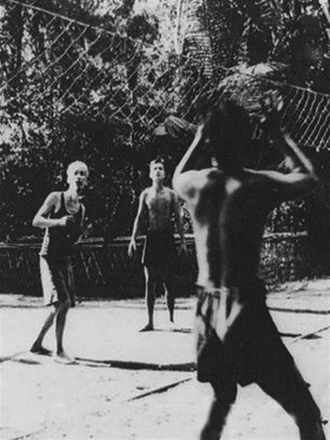 Ở đâu trên trái đất này có vị lãnh tụ áo nâu quần vải trèo đèo lội suối đi chiến dịch; tự giặt quần áo, vừa đi vừa cầm cây gậy để phơi; vị lãnh tụ tự đánh máy tài liệu, cưỡi ngựa đi chiến dịch, tập thể dục trên rừng Việt Bắc, dạy cán bộ tập võ... Trong ảnh: Bác Hồ chơi bóng chuyền cùng cán bộ Văn phòng Chính phủ tại rừng Khâu Lấu, Tuyên Quang (năm 1948). (Ảnh: Tư liệu/TTXVN)