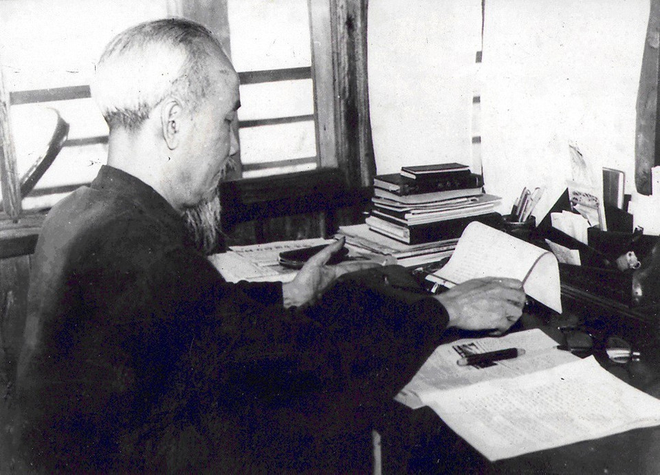 Hồ Chí Minh thanh cao, giản dị chứ không hề giản đơn, bởi suốt đời, Người không màng danh lợi, mà chỉ có một sự ham muốn, ham muốn tột bậc, là làm sao cho nước ta được hoàn toàn độc lập, dân ta được hoàn toàn tự do, đồng bào ai cũng có cơm ăn áo mặc, ai cũng được học hành. Trong ảnh: Bác Hồ làm việc tại tầng 2 Nhà sàn trong Khu Phủ Chủ tịch, tháng 4/1960. (Ảnh: Tư liệu TTXVN