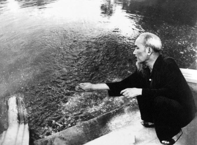 Giản dị, thanh bạch là đức tính tự nhiên của Bác. Càng giản dị ở cương vị cao nhất, Bác Hồ càng vĩ đại. Trong ảnh: Bác Hồ cho cá ăn sau giờ làm việc năm 1957. (Ảnh: Tư liệu/TTXVN)