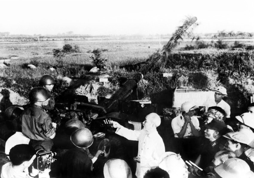 Không chỉ nói mà Bác Hồ luôn hành động cụ thể. Bác đến với các chiến sỹ trên mặt trận, trực tiếp xuống ruộng làm việc, hướng dẫn nông dân về sâu bệnh, về thủy lợi, thăm các cơ quan, nhà máy, xí nghiệp, trường học…Bác luôn chủ động tiếp xúc, tìm hiểu tâm tư, nguyện vọng của nhân dân, từ đó đi vào lòng dân bằng trái tim nhân hậu. Trong ảnh: Bác Hồ thăm một đơn vị bộ đội Phòng không bảo vệ Thủ đô Hà Nội, ngày 25/9/1966. (Ảnh: Tư liệu TTXVN)