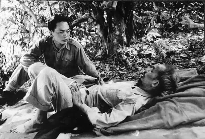 Ở chiến khu Việt Bắc trong thời kỳ kháng chiến chống Pháp, Bác Hồ sống chung với cán bộ, nhân viên, cùng ăn ở, sinh hoạt như mọi người. Trong ảnh: Bác Hồ và Đại tướng Võ Nguyên Giáp trên đường đi công tác ở Việt Bắc. (Ảnh: Tư liệu/TTXVN)