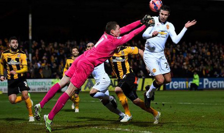 ...rồi đến lượt van Persie nhưng đều không thành công.