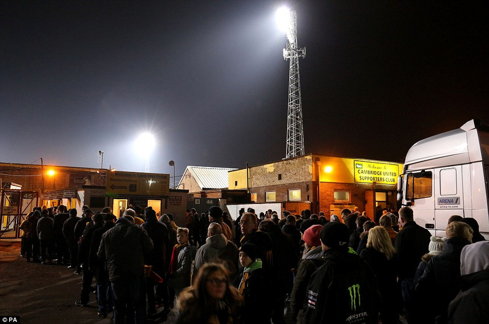 Người hâm mộ Cambridge háo hức đến sân