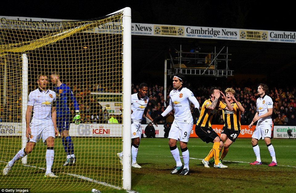 Tiếc là, cú đánh đầu của Josh Coulson đi vọt xà ngang ở cự ly 3m.