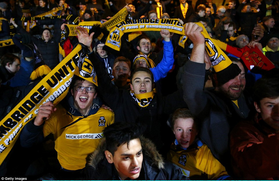 Niềm vui của cổ động viên Cambridge United và họ chờ đợi ở trận đá lại tại Old Trafford.