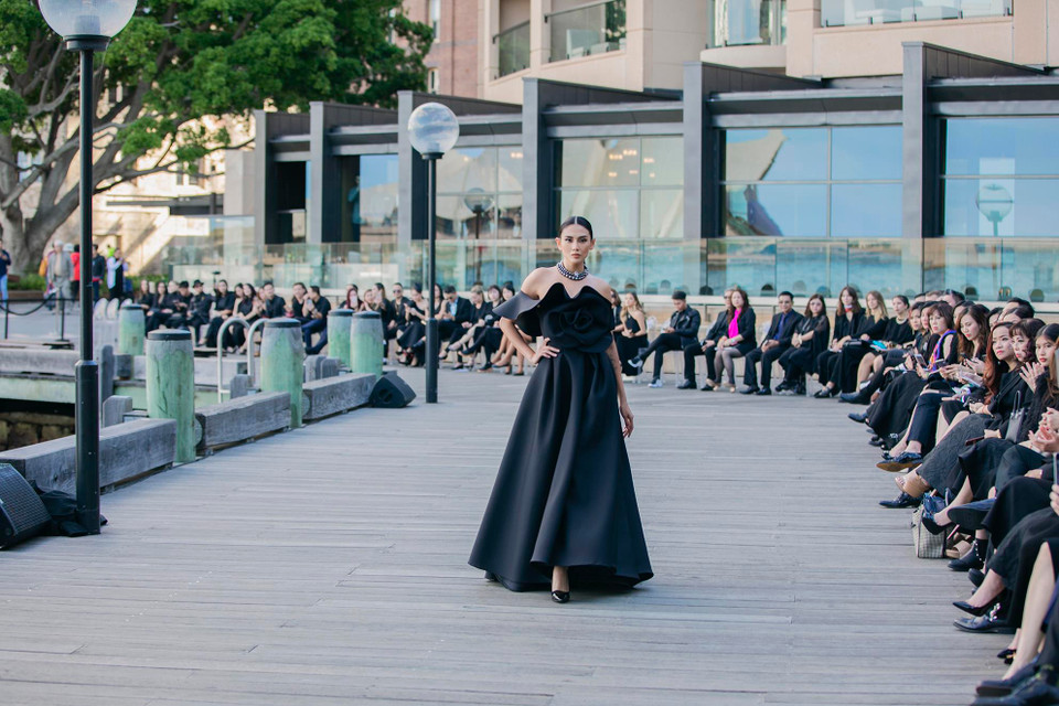 Võ Hoàng Yến trình diễn bộ sưu tập. (Ảnh: Diệu Linh/Vietnam+)