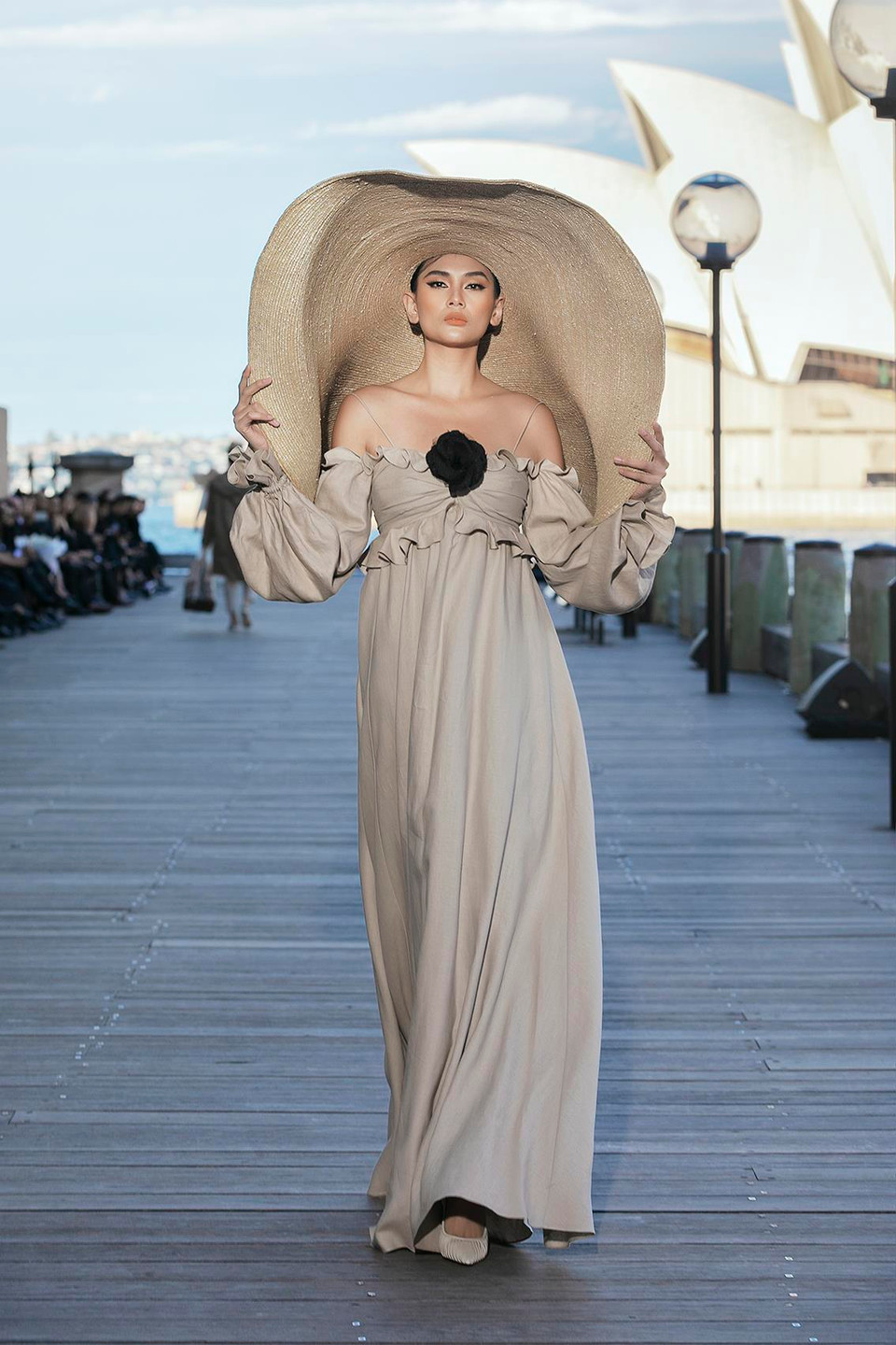 Võ Hoàng Yến trình diễn bộ sưu tập. (Ảnh: Diệu Linh/Vietnam+)