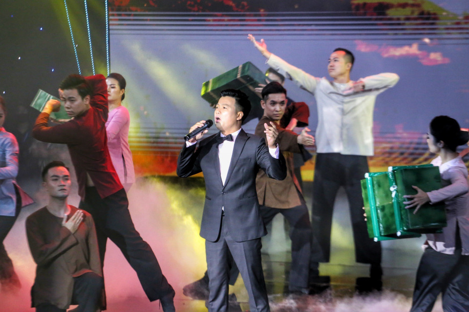 Tiết mục "Linh thiêng Việt Nam" dưới sự thể hiện của Vũ Thắng Lợi cùng đoàn múa. (Ảnh: Tuấn Đức/TTXVN)