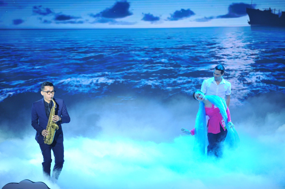 Tiết mục văn nghệ trong phần 1 với tên gọi Huyền thoại với nội dung giới thiệu sự ra đời đường Hồ Chí Minh trên biển; quá trình đóng tàu phục vụ đi biển vận chuyển vũ khí. (Ảnh: Minh Đức/TTXVN)