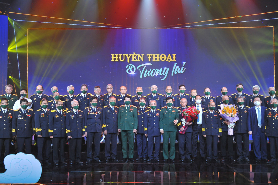 Đại tướng Phan Văn Giang, Ủy viên Bộ Chính trị, Bộ trưởng Bộ Quốc phòng tặng hoa và chụp hình lưu niệm cùng các đại biểu. (Ảnh: Minh Đức/TTXVN)