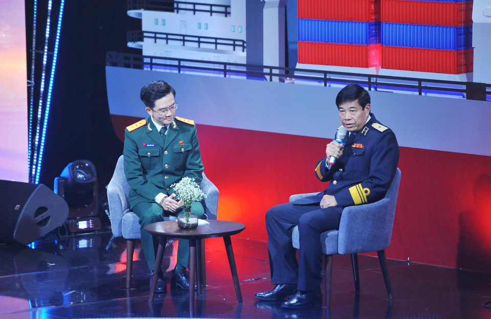 Giao lưu với Chuẩn đô đốc Phan Tuấn Hùng, Phó Tư lệnh Quân chủng Hải quân tại chương trình. (Ảnh: Minh Đức/TTXVN)