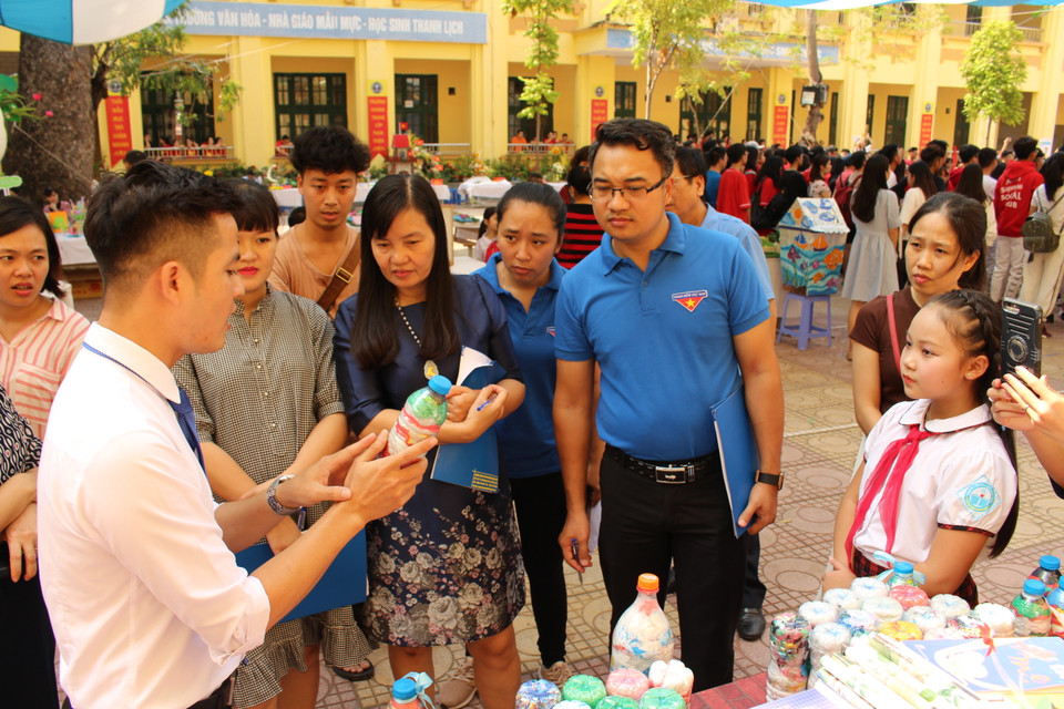 Ngày 14/10, Liên đội nhà trường đã đem đến Ngày hội sáng tạo quận Ba Đình 1 sản phẩm làm từ chính những viên gạch sinh thái và đã đạt giải Nhất.