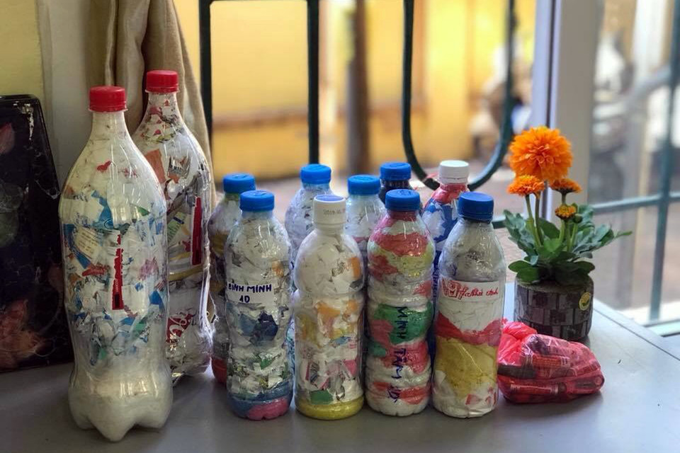 Tới nay, đã có 288 viên gạch 500ml, tương ứng với 23.040 túi nilon và 21 viên gạch 1,5l tương ứng với 3.150 túi nilon bỏ đi được làm ra.