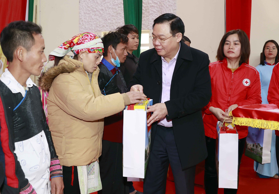 Chủ tịch Quốc hội Vương Đình Huệ tặng quà cho các đối tượng đặc biệt khó khăn, gia đình chính sách. (Ảnh: Doãn Tấn/TTXVN)