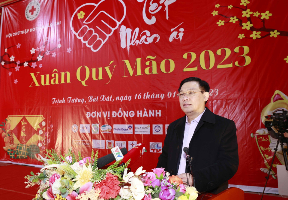 Chủ tịch Quốc hội Vương Đình Huệ chúc Tết các đại biểu. (Ảnh: Doãn Tấn/TTXVN)