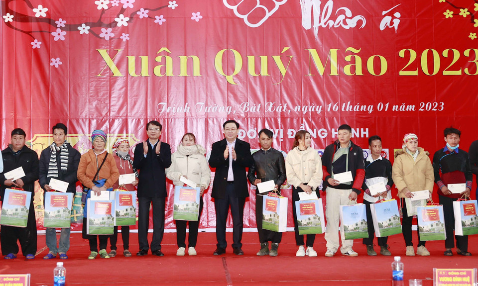 Chủ tịch Quốc hội Vương Đình Huệ và các đồng chí lãnh đạo tặng quà của Đảng, Nhà nước cho các đối tượng đặc biệt khó khăn, gia đình chính sách. (Ảnh: Doãn Tấn/TTXVN)