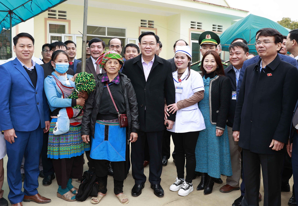 Chủ tịch Quốc hội Vương Đình Huệ với bác sỹ, y tá và nhân dân tại Trạm Y tế xã Trịnh Tường. (Ảnh: Doãn Tấn/TTXVN)